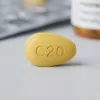 正品犀利士 Cialis 黃色杏仁狀藥錠刻字與堅硬質地細節