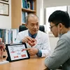 泌尿科醫師利用模型向患者講解威而鋼的作用機製與血管擴張