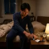 男性在深夜準備入睡時將威而鋼藍色藥丸置於床頭櫃的夜間用藥情境示意圖