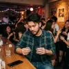 年輕男子在派對或夜店環境中因同儕壓力盲目嘗試威而鋼等壯陽藥物示意圖
