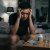 現代男性面臨性功能表現焦慮引發威而鋼Viagra心理依賴與心因性ED示意圖