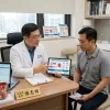 專業泌尿科醫師在門診引導ED患者正確認知威而鋼副作用並指導科學提升行房品質的醫療場景