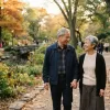 60歲以上銀髮族老年夫妻在公園溫馨牽手散步正視熟齡性生活變化與微血管保養